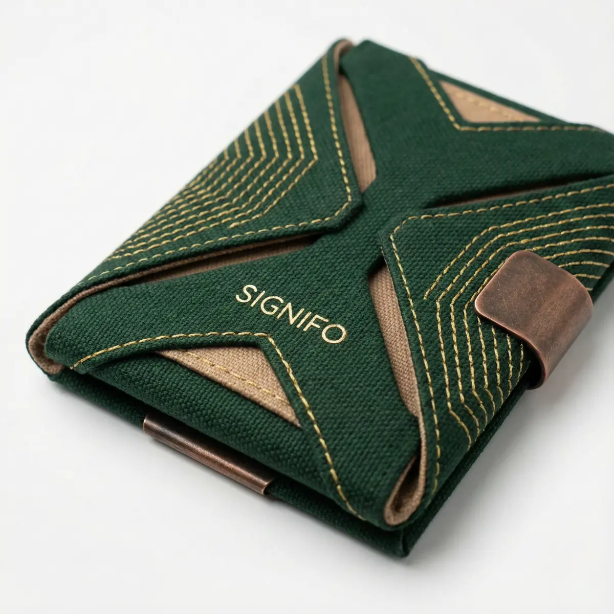 Dompet lipat Signifo hijau gelap dengan pola jahitan zigzag emas, trim beige, dan gesper logam.