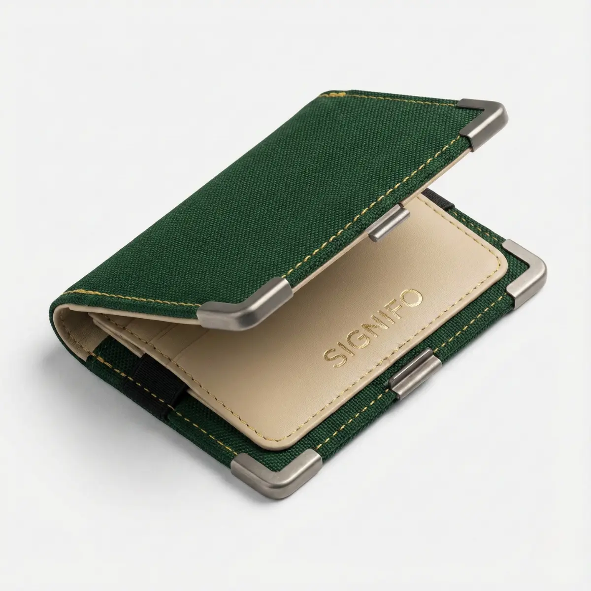 Dompet lipat Signifo hijau gelap-krem dengan aksen sudut logam dan bagian dalam beige.
