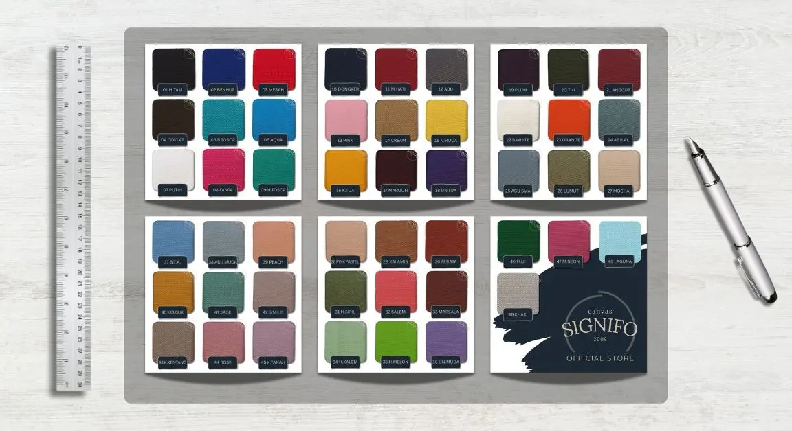 Koleksi warna lengkap kain kanvas polyester SIGNIFO di atas kayu cedar.