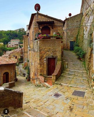 One of the top publications of @tuscanyguide which has 3.9K likes and 42 comments