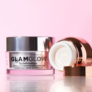 One of the top publications of @glamglowcanada which has 12 likes and 1 comments