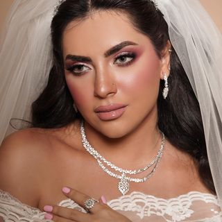 One of the top publications of @samia.ebrahim.mua which has 330 likes and 7 comments