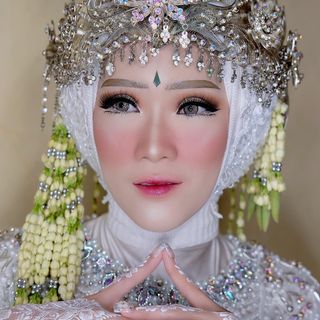 One of the top publications of @ansmakeupbogor which has 397 likes and 3 comments