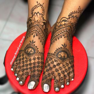 One of the top publications of @athishaya.mehendi.makeup which has 45 likes and 0 comments