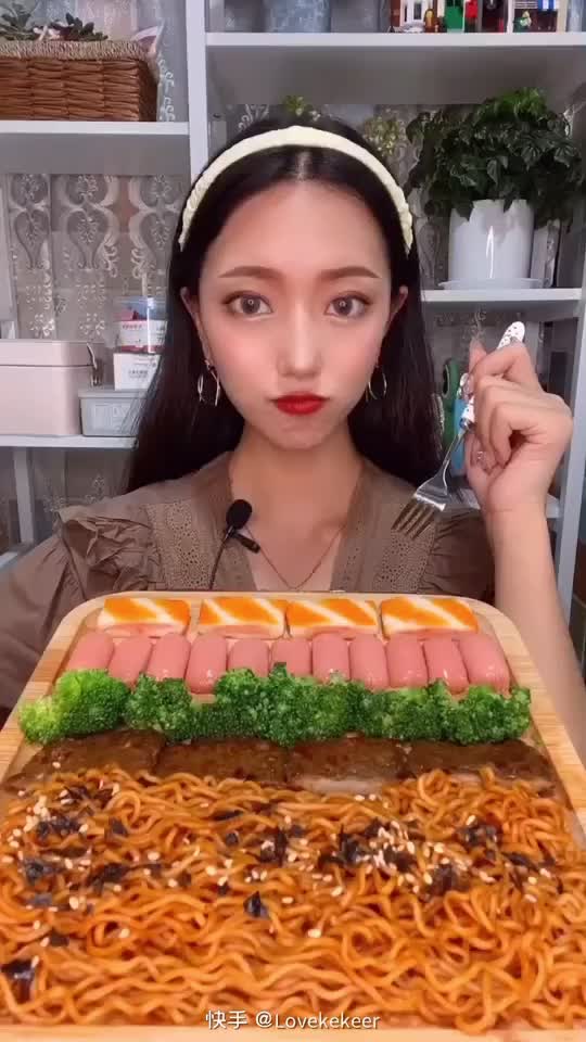 One of the top publications of @yummymukbangs which has 2.3K likes and 16 comments