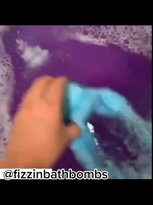 One of the top publications of @fizzinbathbombs which has 488.8K likes and 3.2K comments