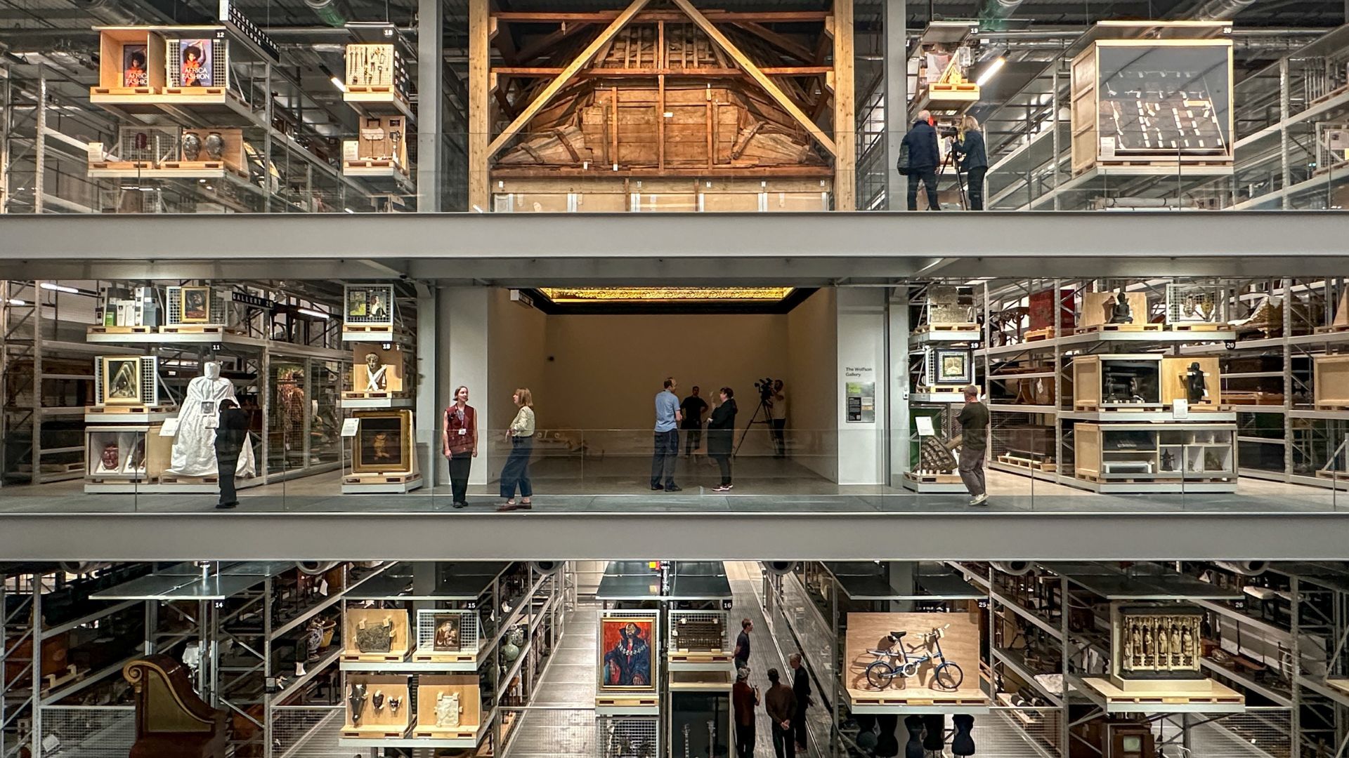 Go behind the scenes in the worlds of art, design, performance and fashion