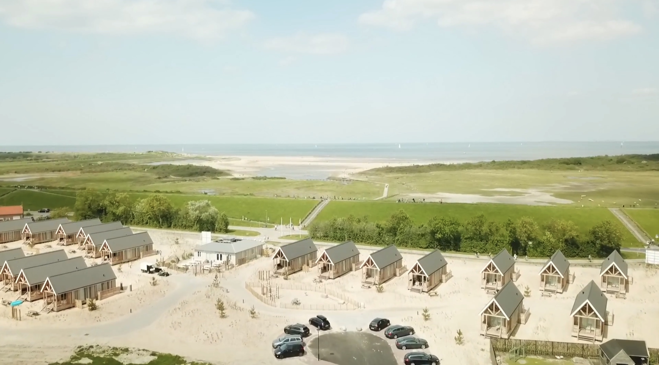 Vakantiepark aan zee in België of Nederland: Frisse zeebries, strandwandelingen, en vliegeren - Reisliefde Vakantiepark aan zee in België of Nederland: Frisse zeebries, strandwandelingen, en vliegeren - Reisliefde