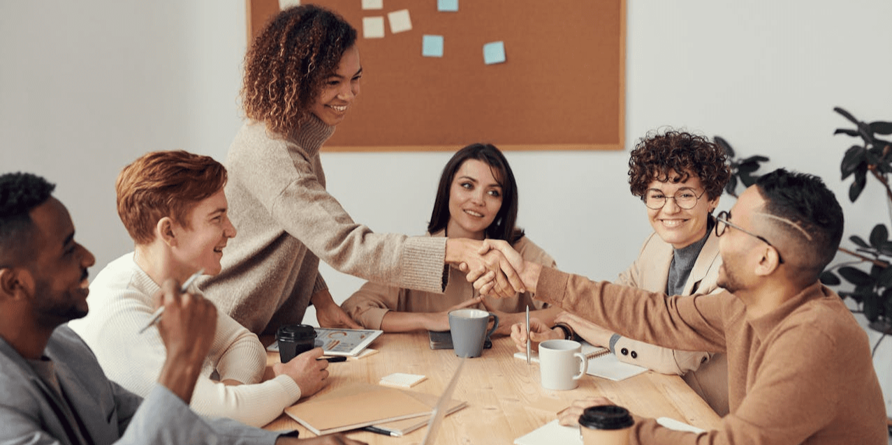 équipe des ressources humaines autour d'une table discutant de la communication interne rh