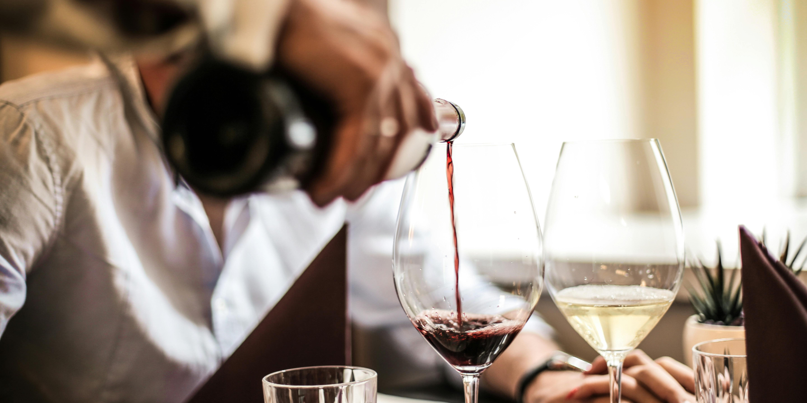 Dégustation de vin de la part d'un traiteur pour un client à Reims