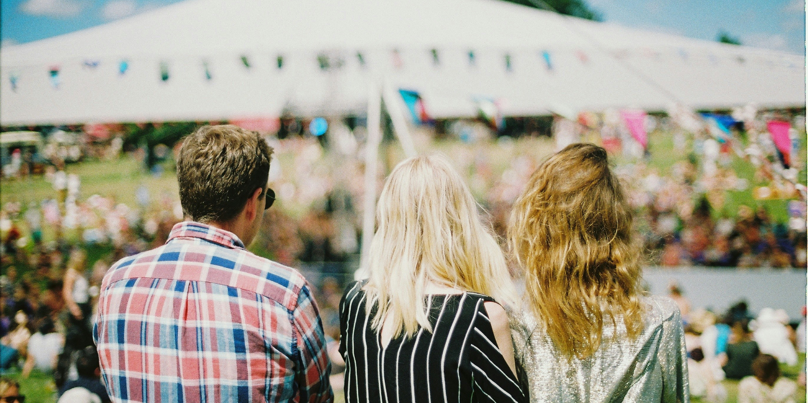 personnes groupées pour un formulaire d'inscription au festival