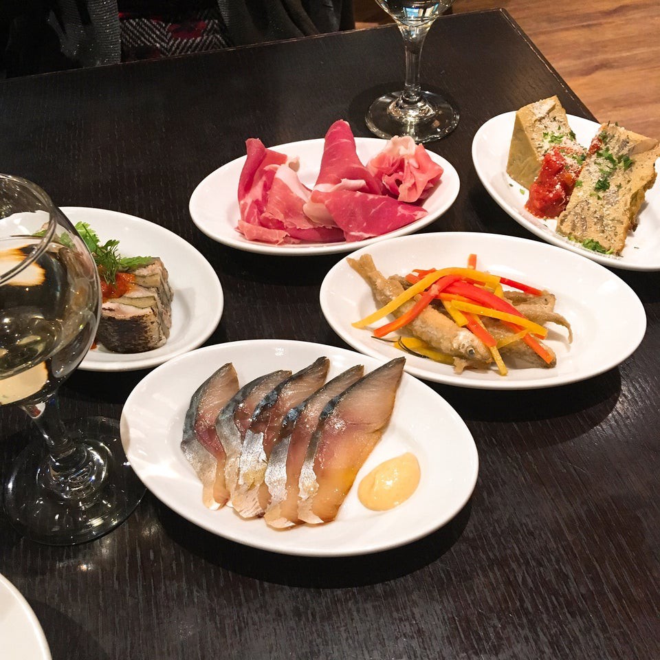 Brasserie & Wine Cafe Buzz Marunouchi - メイン写真: