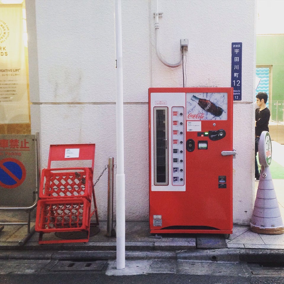 東急ハンズ横の瓶コーラ自販機 - メイン写真: