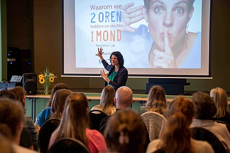 Tijdens onze interactieve presentatie krijg je tips om beter te communiceren. Maak tijd om te luisteren, communiceer duidelijk en verbindend en speel in op de ander.