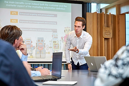 Maak oogcontact met je publiek en lok een reactie uit. Maak krachtige gebaren, laat stiltes en varieer qua intonatie, volume en spreeksnelheid. Doe aan storytelling. Gebruik humor tijdens je presentatie.