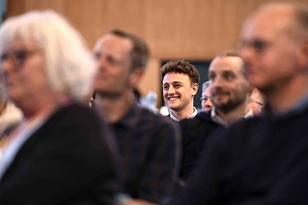 Laat iedereen op voorhand weten wat het doel is van de vergadering. Zorg ervoor dat iedereen voorbereid is en betrek iedereen zoveel mogelijk tijdens de meeting. Tijdens onze interactieve presentatie vol humor krijg je tips om sneller te vergaderen.