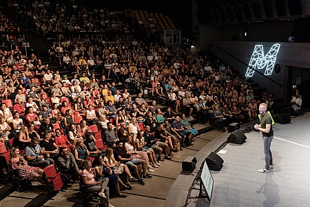 In zijn TEDx talk geeft Frederik Imbo tips om zaken niet meer persoonlijk te nemen. Hij deelt inzichten over zelfbeheersing en emotionele balans. Tracht de positieve intentie van de ander te zien.