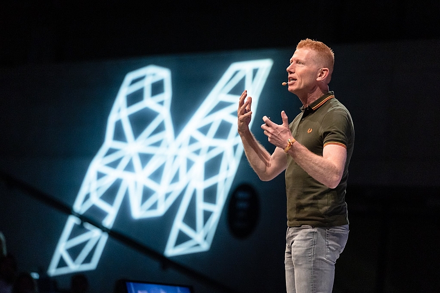 Je EGO wil je beschermen tegen afwijzing. Je blaast jezelf op en doet je beter voor dat je bent. Je ego wil niet gekwetst worden. Je wil ego wil gelijk hebben. Voor Frederik Imbo is EGO de afkorting van Eigen Grote Onzekerheid.