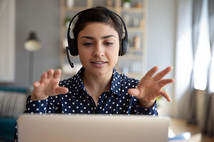 De grootste valkuil bij online meetings is het gebrek aan interactie. Betrek je toehoorders zoveel mogelijk. Kijk hen aan, in de camera, of zo dicht mogelijk er rond.