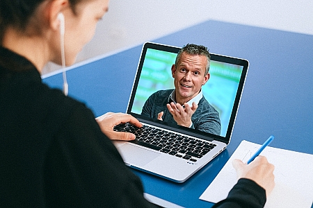 Zorg voor een zo persoonlijk mogelijk contact met diegenen met wie je vergadert. Kijk de ander aan. Kijk ofwel in de camera, ofwel er zo dichtbij mogelijk. Gebruik de voornaam van de ander en zorg voor veel interactie.