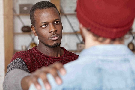 Luister aandachtig naar de ander en stel vragen om de ander beter te begrijpen. Koppel terug wat je denkt dat de ander voelt en nodig heeft. Minimaliseer niet en kom niet met oplossingen.