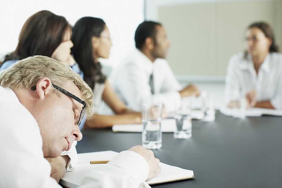 Zorg dat niemand er voor spek en bonen bijzit tijdens een vergadering. Nodig enkel mensen uit die een bijdrage leveren tijdens de meeting. Communiceer vooraf het doel, betrek iedereen en giet je boodschap in een duidelijke structuur. Betrek iedereen.