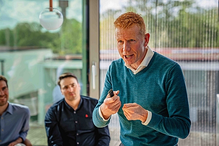 Iemand die assertief is, laat zichzelf zien en horen. Zeg duidelijk wat je wil en waarom, zonder de ander aan te vallen. Neem zelf het initiatief en spreek iemand aan. Maak oogcontact en glimlach. Maak gebaren met je handen om je boodschap kracht bij te zetten. Laat stiltes voor en na iets belangrijks.