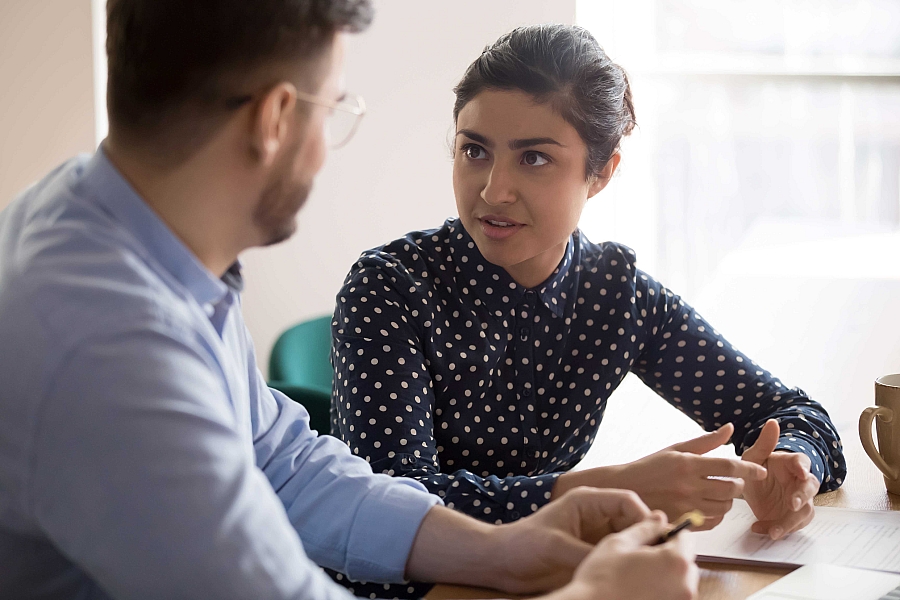 Feedback geven is moeilijk omdat we bang zijn om de ander te kwetsen. Kies een geschikt moment om feedback te geven. Maak oogcontact en vertel dat je graag eerlijk wil zijn, zonder de ander te kwetsen. Zorg ervoor dat je intentie verbindend is.