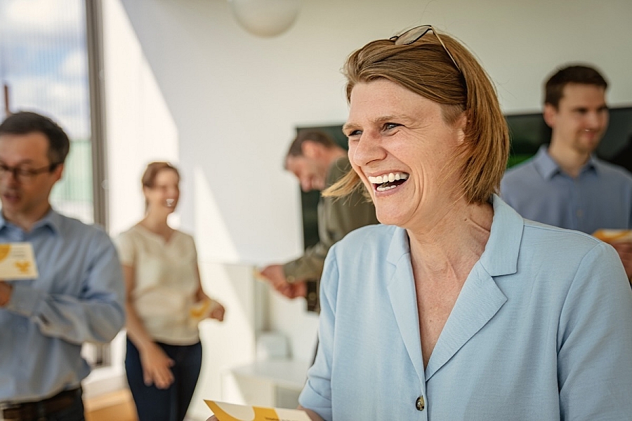 Breng humor op de werkvloer, communiceer open en transparant, maak tijd voor elkaar, motiveer elkaar, durf hulp te vragen en stel jezelf kwetsbaar op.