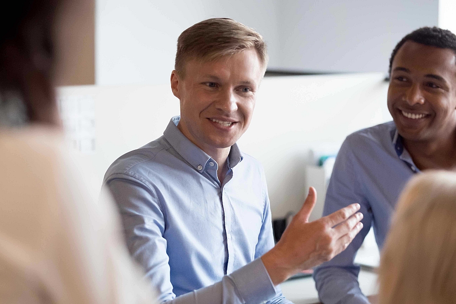 Goede communicatie gaat eerder over luisteren na over spreken. Maak tijd om naar de ander zijn verhaal te luisteren, zonder te onderbreken. Stel vragen en reageer met empathie.