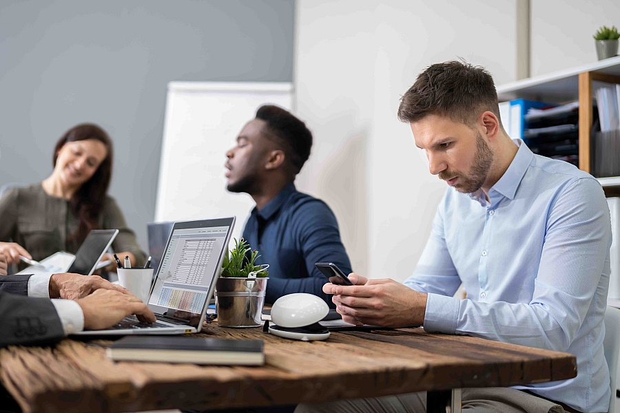 Iedere keer als jij je telefoon oppakt maken je hersenen het geluksstofje dopamine aan. Daar wil je telkens meer van, dus blijf je maar scrollen. Stop die verslaving en leer terug actief luisteren. Leg je smartphone in een andere kamer en ga in gesprek met anderen. Welcome in the real world!