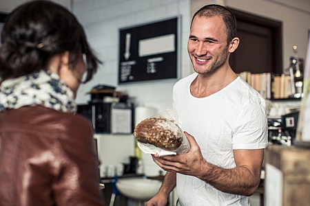 Customer centricity is een bedrijfsstrategie die gebaseerd is op het centraal stellen van de klant om zo een positieve ervaring te bieden en langdurige relaties op te bouwen.