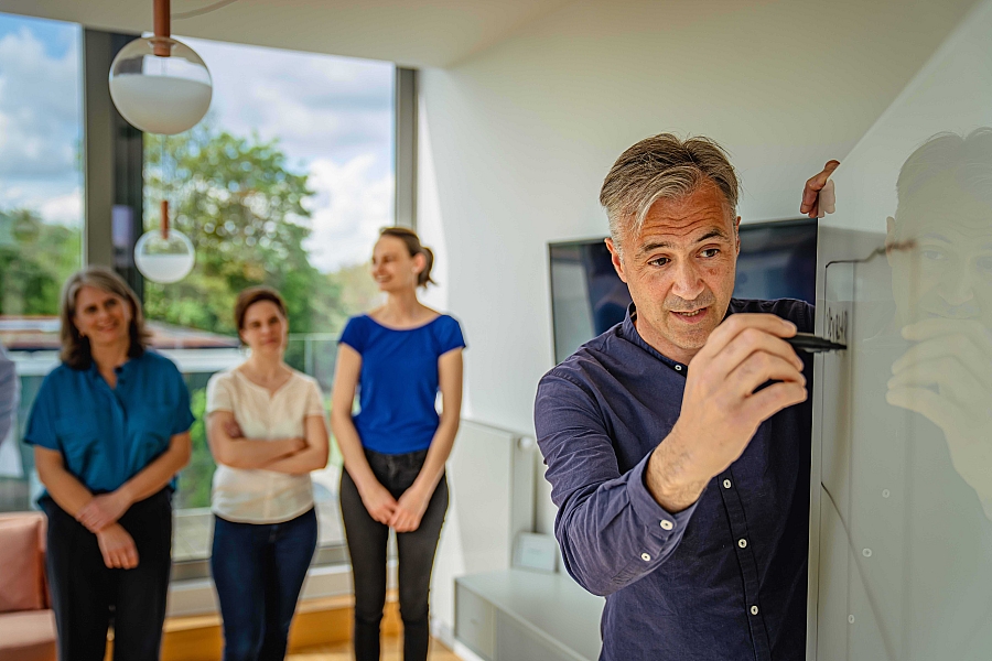 Om assertiever te worden is het belangrijk dat je je focust op je talenten maar ook kijkt naar je belemmeringen en overtuigingen. Dit vereist zelfkennis en moed. Onze training helpt je hierbij.