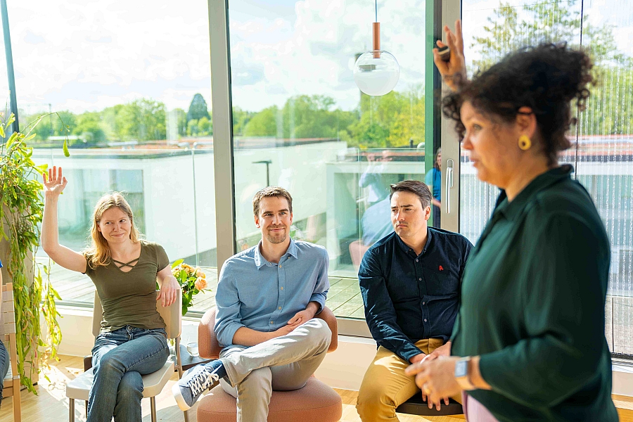 Assertief zijn betekent opkomen voor jezelf zonder de gevoelens en de belangen van een ander uit het oog te verliezen. En dat kan je leren tijdens onze training. Je leert nee zeggen en grenzen te stellen.