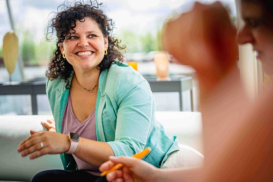 Verbindende communicatie versterkt je relatie met de ander. Je lichaamstaal spreekt boekdelen. Maak oogcontact en glimlach. Wees je bewust van hoe je overkomt op je gesprekspartner.