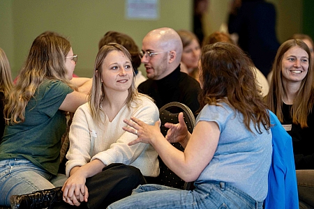 Jouw studiedag wordt een succes met onze inspiratiesessie: interactief, grappig en leerrijk. De spreker gaat in in dialoog met het publiek en stelt hen confronterende vragen.