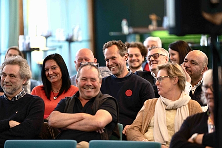 De tips die je leert tijdens onze training geweldloze en verbindende communicatie zijn meteen toepasbaar in de praktijk. Humor maakt de materie licht verteerbaar.