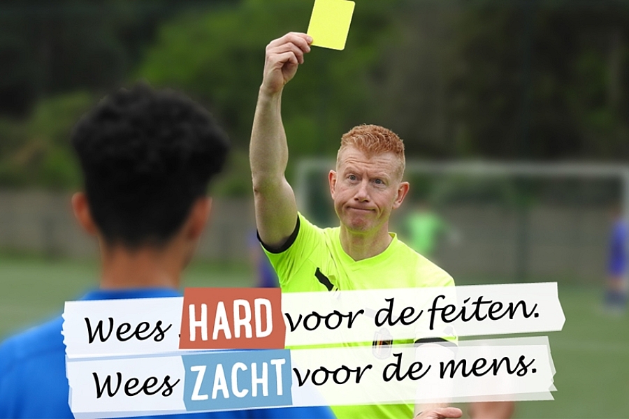 Als je feedback geeft, wees dan hard voor de feiten, maar zacht voor de mens. Benoem de zaken zoals ze zijn, maar hou rekening met de gevoelens en behoeften van de ander.