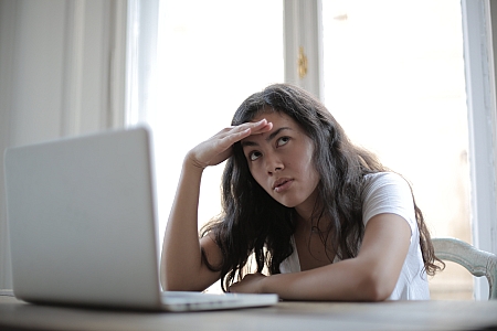 De grootste valkuil bij online meetings is het gebrek aan interactie. Betrek je toehoorders zoveel mogelijk. Kijk hen aan, in de camera, of zo dicht mogelijk er rond.