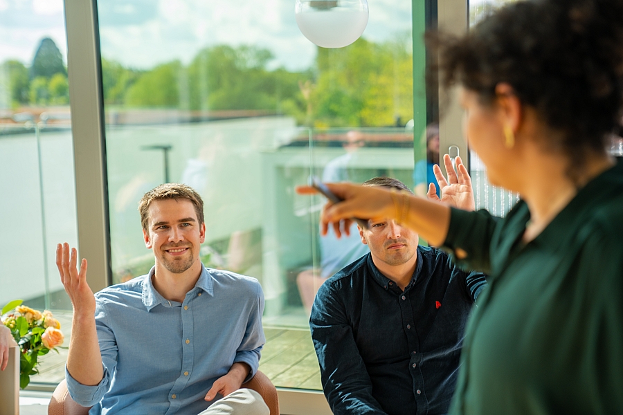 Zoom meetings worden minder saai als je iedereen betrekt. Ga in interactie met de deelnemers. Betrek hen zoveel mogelijk.