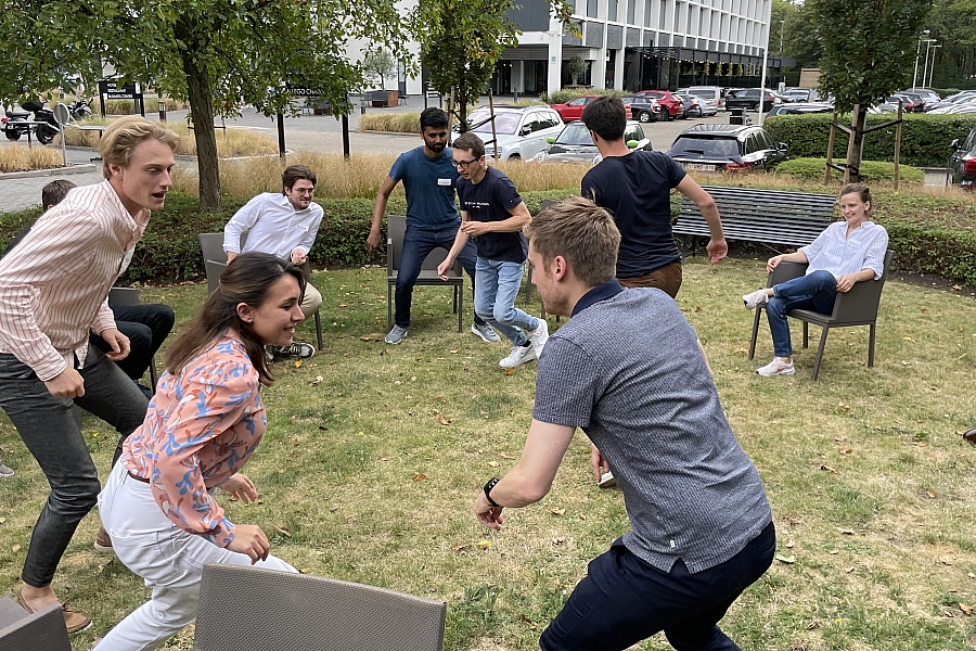 Een goed team bekom je door verbindend met elkaar te communiceren. Tijdens onze teambuilding doen jullie speelse oefeningen om elkaar beter te leren kennen en vertrouwen.