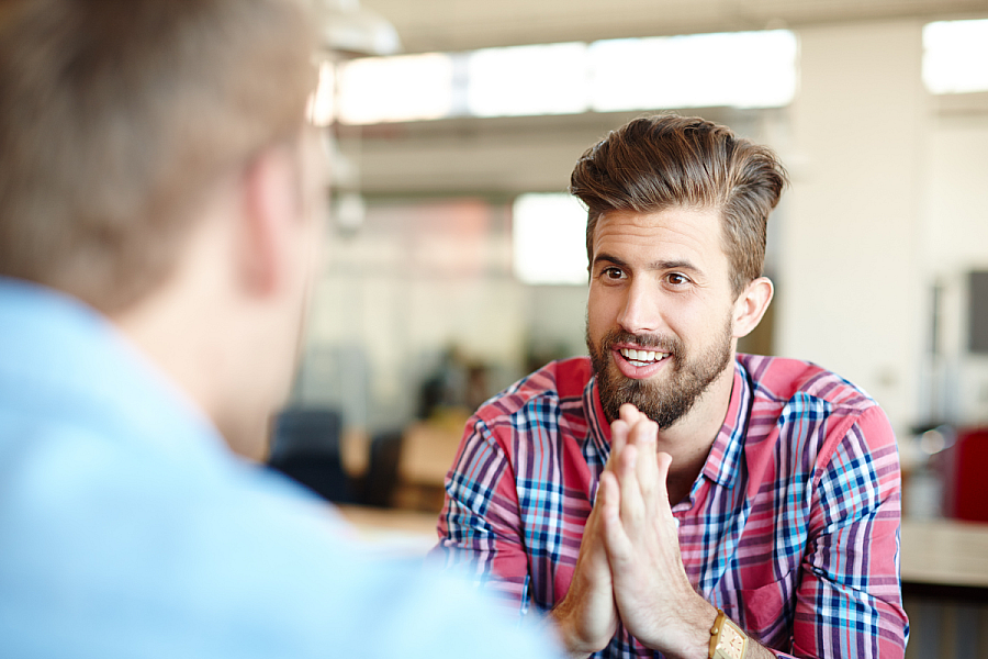 Actief luisteren leer je tijdens onze training. Je leert open vragen stellen, empathie geven en je eigen mening los te laten. Onderbreek vooral de ander niet. Maak tijd en oogcontact en vat samen wat de ander je heeft verteld.