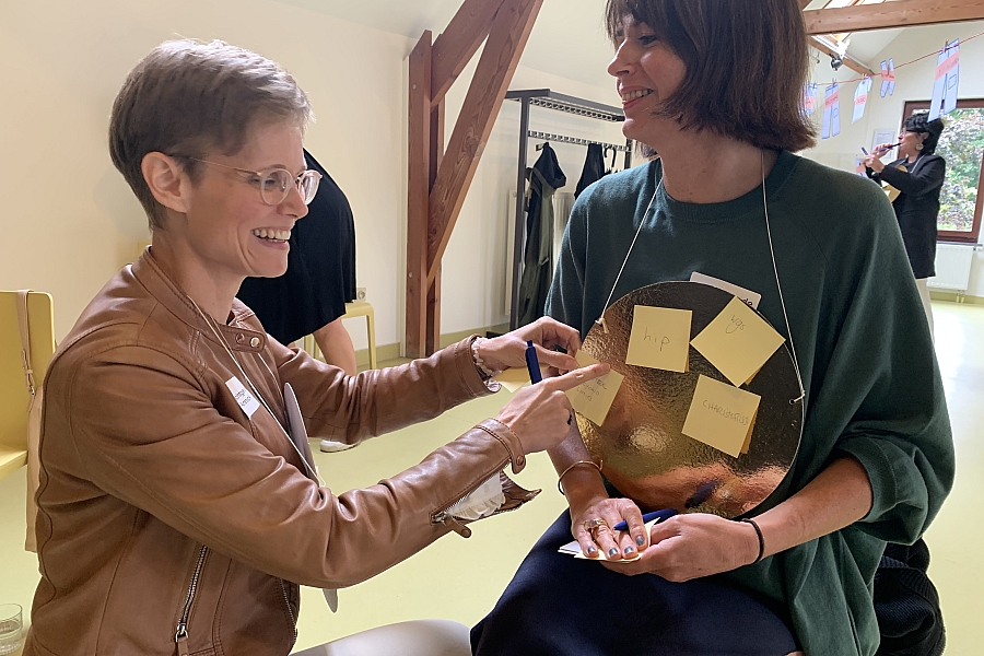 Tijdens onze training over het kernkwadrant van Daniel Ofman ontdek je wat jouw collega's in jou waarderen. Je krijgt een gouden medaille waar iedereen een kwaliteit op kleeft die ze in jou bewonderen. Deze teambuilding geeft het team een boost van vertrouwen en verbondenheid.