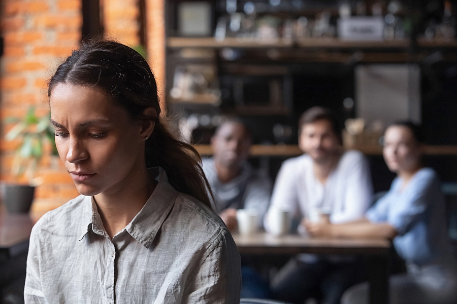 Pak pesten op het werk aan. Het is ontoelaatbaar. Spreek diegene die je pest aan en zeg duidelijk dat je hier niet mee opgezet bent. Beschrijf wat de ander doet en hoe je je hierbij voelt. Neem het niet persoonlijk maar kom op voor jezelf.