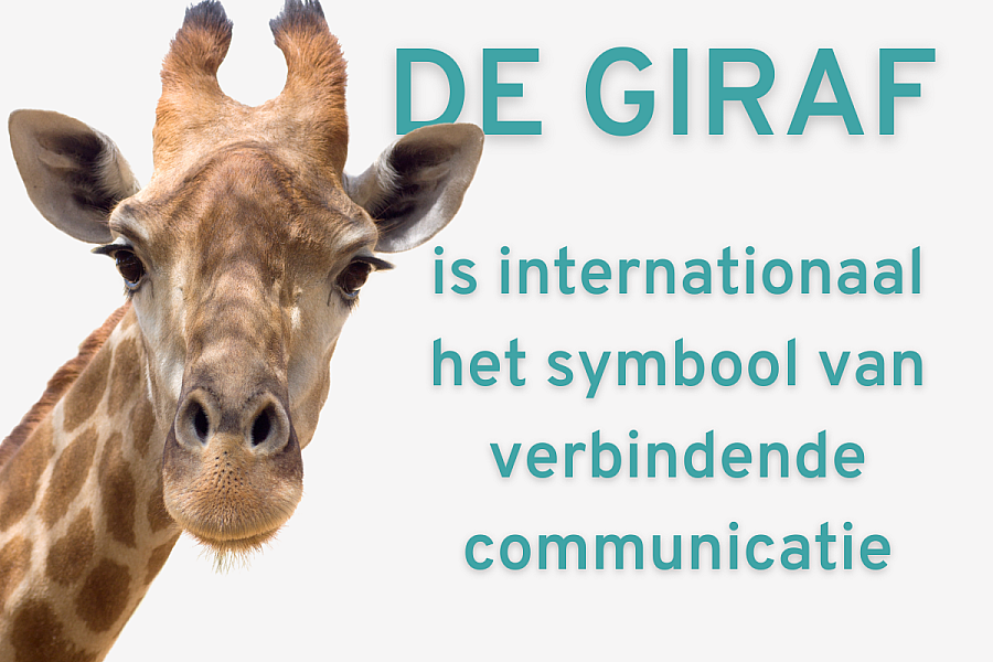De giraf staat symbool voor verbindend communiceren. Het is het landdier met de langste nek en het grootste hart. De giraf spreekt de taal van het hart, zal heel veel luisteren, zich afvragen waarom iemand iets zegt en nagaan naar welke behoefte er schuilt achter de woorden van de ander.