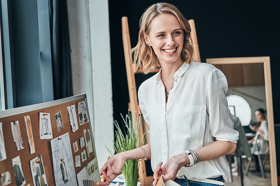 Een glimlach is een cadeautje voor jezelf als iedereen in je omgeving. Gratis maar zeker niet voor niets. Zodra je glimlacht, geven je hersenen gelukshormonen als dopamine en endorfines af. Als je acht, wordt er ook minder cortisol afgescheiden, een belangrijk stresshormoon. Daardoor voel je je meer ontspannen, je bloeddruk daalt en ook je immuniteitssysteem heeft er baat bij.