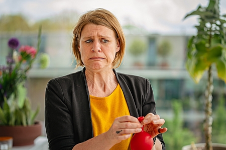 Laat de klant zijn gevoel uiten. Vergelijk het met een ballon die met lucht gevuld is. Die moet je eerst laten leeglopen. Luister en en geef empathie. Kom dan pas met een oplossing.