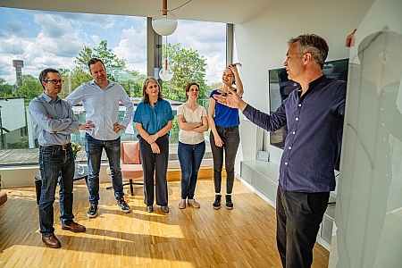 Feedback kan negatieve emoties triggeren. Je krijgt het onveilig gevoel van te worden beoordeeld en zorgt voor onzekerheid en twijfel. Tijdens deze training leer je om emotioneel in balans te blijven door zaken niet persoonlijk te nemen. Je ontdekt dat er achter elke feedback een positieve intentie schuilt en oefent hoe je daarop gepast kan reageren.