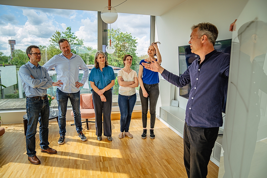 Feedback kan negatieve emoties triggeren. Je krijgt het onveilig gevoel van te worden beoordeeld en zorgt voor onzekerheid en twijfel. Tijdens deze training leer je om emotioneel in balans te blijven door zaken niet persoonlijk te nemen. Je ontdekt dat er achter elke feedback een positieve intentie schuilt en oefent hoe je daarop gepast kan reageren.