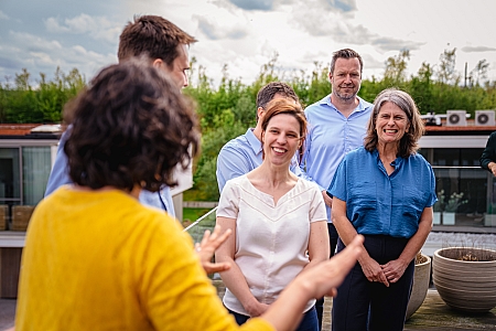 Sommige woorden snijden als een mes. Je voelt je belachelijk gemaakt voor de hele groep. Neem het niet persoonlijk maar tracht de positieve intentie van de ander te zien. Dat wil niet zeggen dat je het er mee eens moet zijn. Kom op voor je behoeften en vertel de ander wat zijn woorden met je doen.